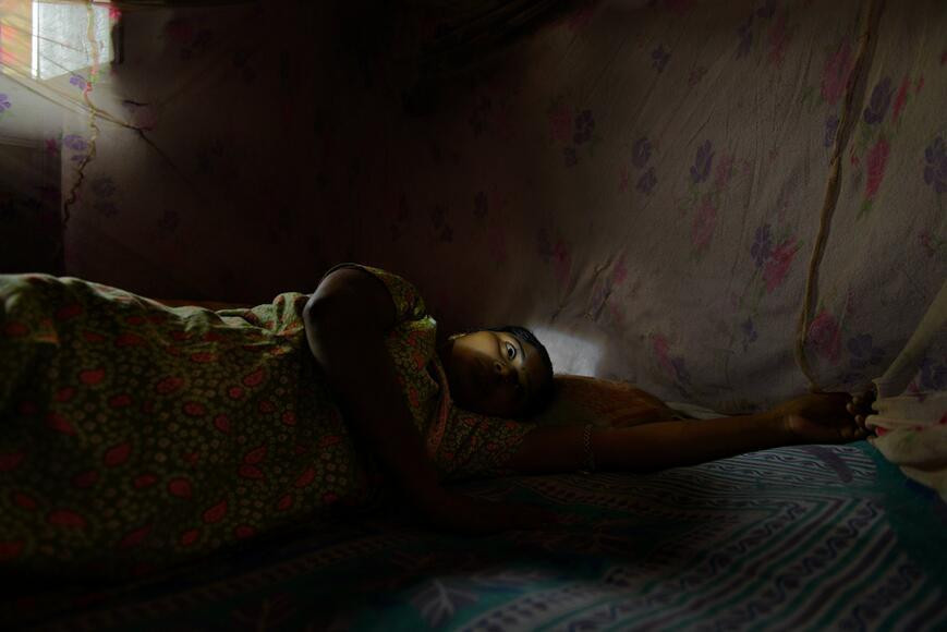 Sharma bắt đầu ghi lại hình ảnh của hàng chục cô gái bị xâm hại và gia đình của họ, ghi lại những câu chuyện đẫm nước mắt của họ. 'Tôi muốn cho họ cơ hội được nói. Đã đến lúc chúng ta phải mở những buổi thảo luận và tìm ra một phương án giải quyết.' Cô gái này là P, 23 tuổi, là mẹ của một bé gái 4 tuổi. Cô là một y tá trong một bệnh viện ở Kolkata. Sau khi đã hoàn tất các thủ tục ly hôn, P bị chính chồng cũ của mình cưỡng hiếp ngay trước mặt 4 người bạn khác của anh ta. Những người đàn ông này còn vỗ tay cổ vũ hành động man rợ đó. Sau này, người chồng đó đã bị vào tù nhưng đã được phóng thích và đã tái hôn.