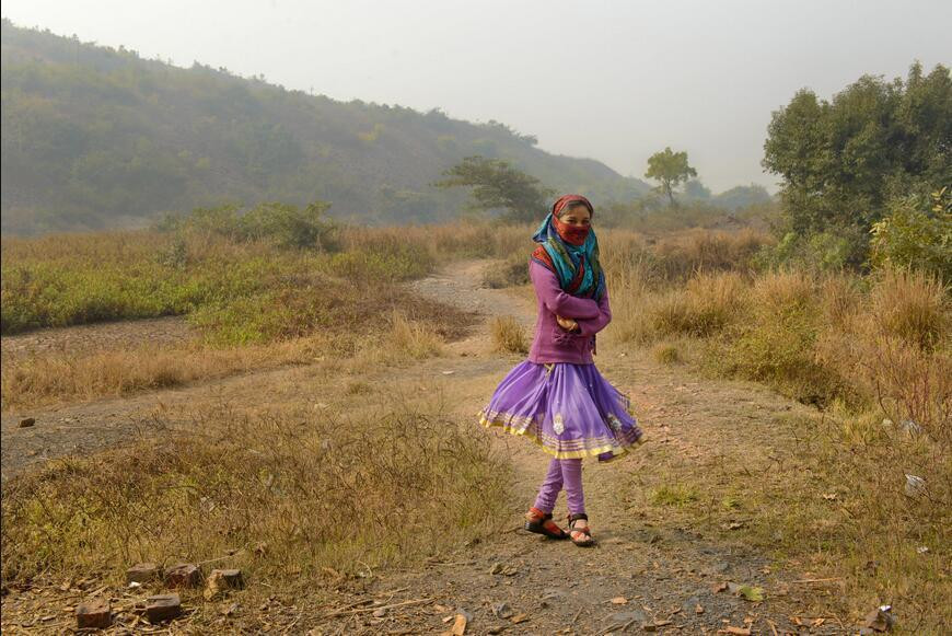 V, cô gái 17 tuổi, đến từ Uttar Pradesh. Một ngày, trên đường từ trường trở về nhà, cô bị một người đàn ông Brahman cưỡng bức. V may mắn khi nhận được sự giúp đỡ của gia đình. Bố của cô lập tức đưa cô đến bệnh viện và báo với cảnh sát về vụ việc. Hiện tại, người đàn ông kia vẫn đang chạy trốn và việc này đã mang đến cho cô sự tổn thương và nỗi xấu hổ. Cô quyết định nghỉ học.