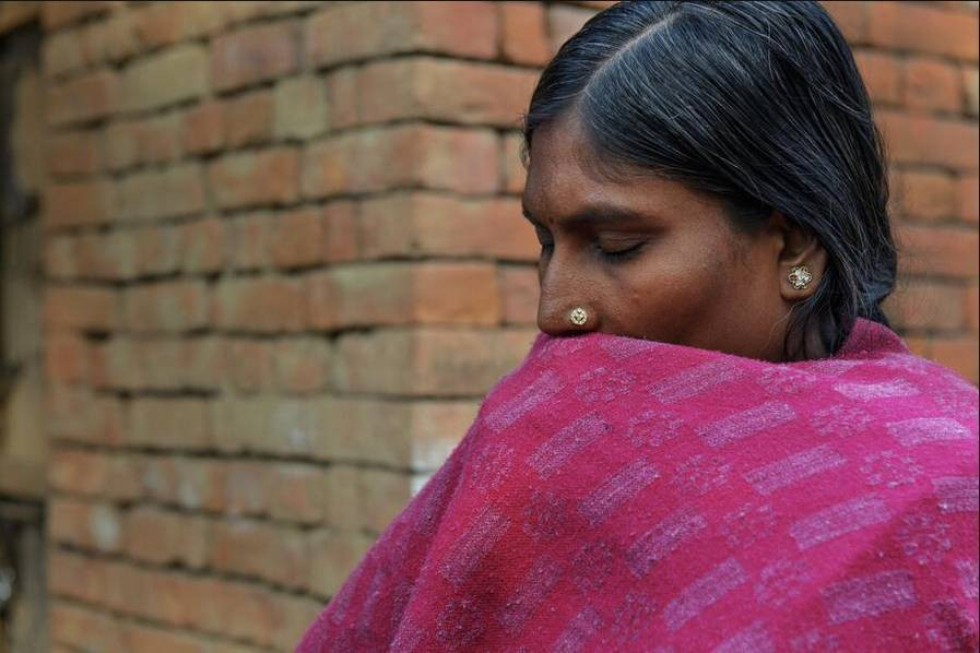 Đây là hình ảnh bà mẹ của cô gái 21 tuổi. Cô con gái của bà đã bị chủ nhà, một viên cảnh sát, đưa đến nhà kho gần ga tàu hỏa, để cưỡng bức. Mẹ con bà đã viết đơn kiện nhưng hiện tại hai tên thủ phạm vẫn ngoài vòng pháp luật.