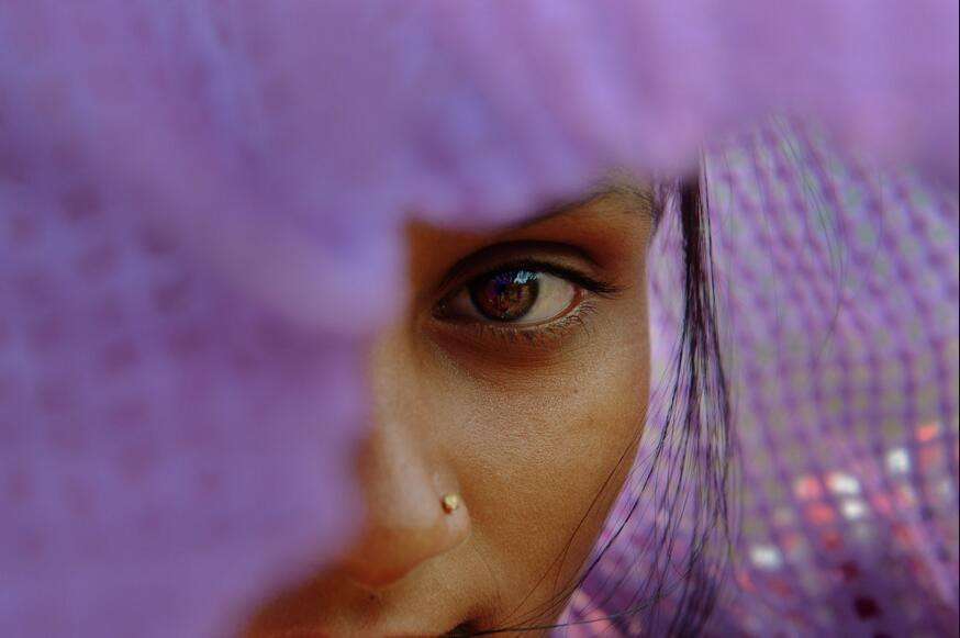 M, cô gái 13 tuổi, bị người đàn ông trong làng bán đến Maharashtra và bị cưỡng hiếp ngay tại ga tàu hỏa. M đã chạy trốn đến đồn cảnh sát gần ga tàu hỏa trước khi bị bán vào nhà thổ.