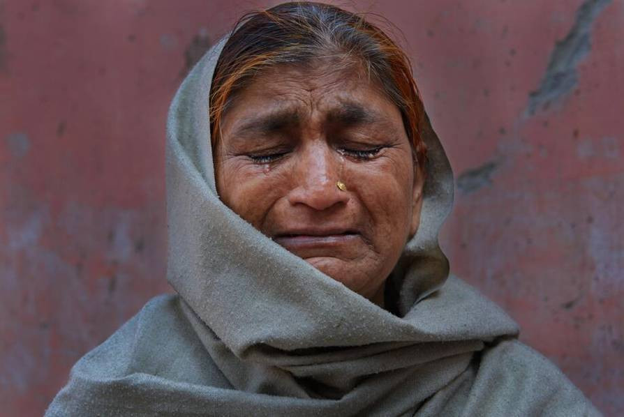 Smita đã gặp R trong một bệnh viện ở Varanasi. Lúc đó, người mẹ này đang đứng trước cửa phòng bệnh và nghẹn khóc. Cô con gái của bà đã bị 3 người đàn ông để mắt khi đi lấy nước nhưng do S phản kháng nên họ không đạt được điều mong muốn. Họ nổi cơn tức giận và đã tạt dầu hỏa vào người S khiến S bốc cháy. Một tuần sau, S đã từ biệt thế giới này.