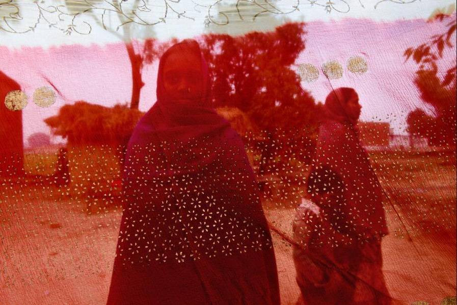 B, cô gái 15 tuổi, trước lễ cưới 8 ngày, đã bị bắt cóc, chịu cưỡng hiếp nhiều lần và chỉ được cứu sau khi ông nội của cô báo cảnh sát. Hiện nay, kẻ tội phạm kia đã bị vào tù nhưng anh ta và người nhà anh ta đã nhiều lần tống tiền gia đình B để rút lại đơn kiện.