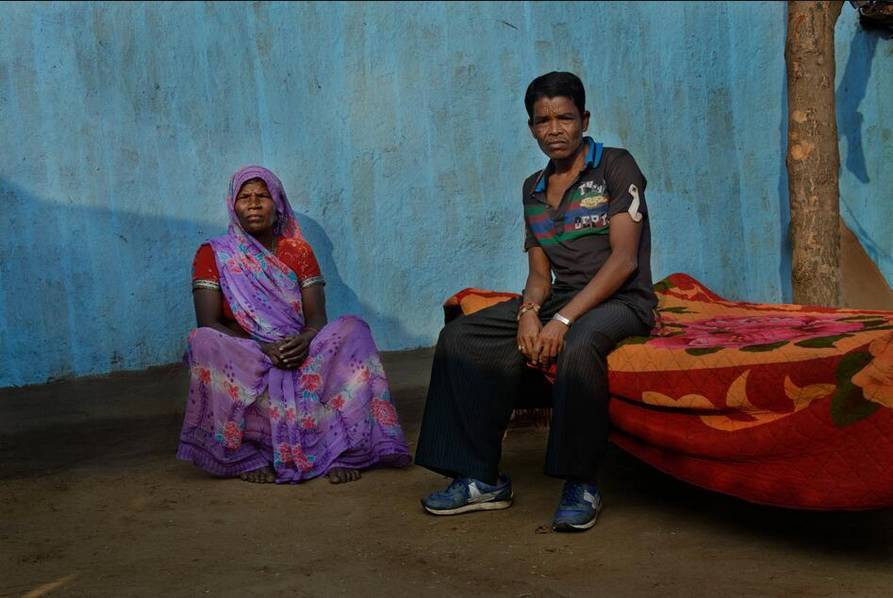 Đây là người nhà của bà D, một cụ gà 80 tuổi. Bà cụ bị một tên thanh niên 17 tuổi trong làng cưỡng hiếp. Sau khi vụ việc xảy ra, bà phải nhập viện vài tuần. Tuy nhiên, từ sau khi sự việc này xảy ra, danh tiếng của cả họ tộc chìm vào bóng tối. Hai năm sau đó, bà qua đời.