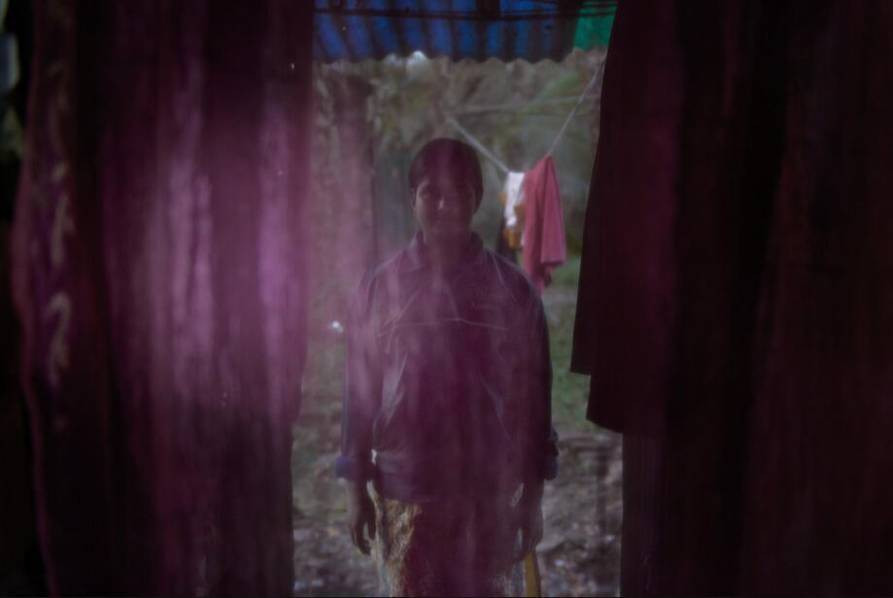 R, năm nay 16 tuổi, cô bị chính người cha đẻ của mình cưỡng bức từ khi 13 tuổi. Mẹ cô đã kiện người chồng, nhưng từ đó họ sống trong nỗi sợ hãi. Hiện tại, R vẫn đi học nhưng cô chuyển đến sống trong một nhà nghỉ ở Kolkata.