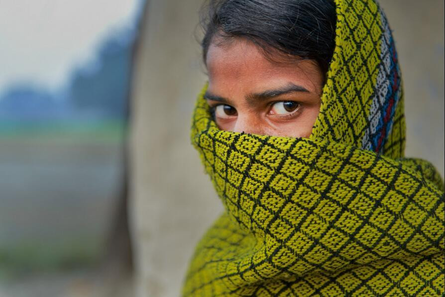 Mỗi tối, những hình ảnh bị cưỡng bức lại hiện lên trong tâm trí Smita Sharma nhưng ban ngày, cô chọn cách ghi lại những câu chuyện của các cô gái cũng từng bị cưỡng bức giống như cô. Khi 18 tuổi, Sharma đã bị chính thầy giáo của mình cưỡng hiếp sau giờ tan học. Thế nhưng, khi cô đem chuyện này nói ra, bạn bè và thầy cô giáo lại làm nhục và xúc phạm cô. Những câu chuyện như thế này chẳng hiếm gặp ở Ấn Độ, xâm hại tình dục và cưỡng bức là những chuyện thường xuyên xảy ra ở đây. (Nguồn: chinadaily)