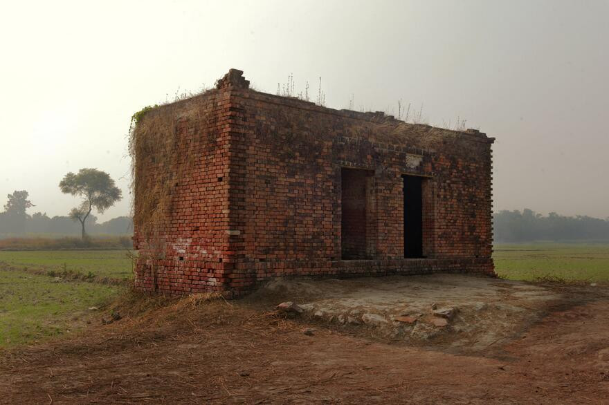 Đây là một căn nhà bỏ hoang trên đường cao tốc ở phía đông bang Uttar Pradesh. Cô bé 14 tuổi Smita và bạn của cô, P, đã từng bị hai kẻ lái xe tải cưỡng bức tại đây. Sau đó, khi hai kẻ lạ mặt kia bỏ đi, S và P trở về nhà sau cơn hoảng loạn.