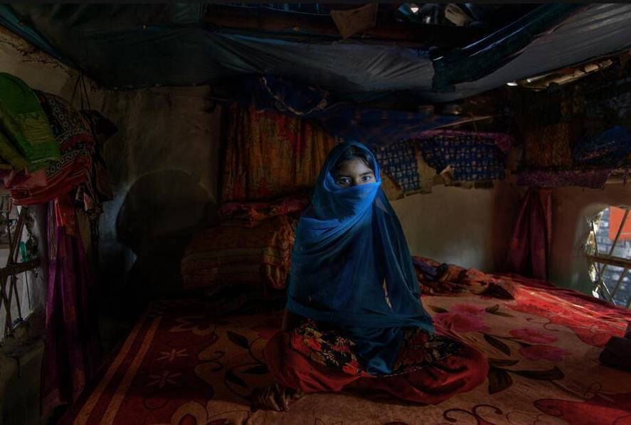 S, cô gái 20 tuổi, ngồi trong căn phòng ở khu vực gần Kolkata. Tám năm trước, cô bị một người đàn ông sống cùng khu cưỡng hiếp, sau đó bị người nhà và hàng xóm ép gả cho hắn. Cô sinh một cậu con trai nhưng người đàn ông cưỡng hiếp cô không hề có ý định cưới cô. Một năm sau khi vụ việc xảy ra, bố của S báo với cảnh sát và người đàn ông kia mới bị kiện ra tòa.