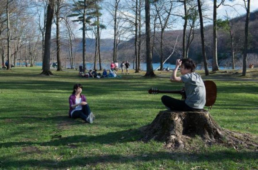 June Korea đàn tặng bạn gái trong công viên.