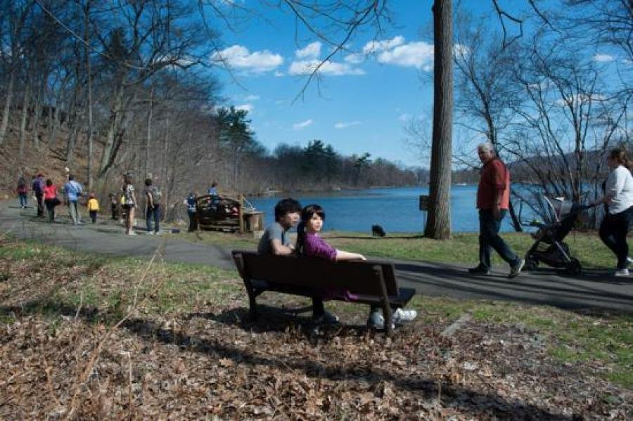 Dù người qua đường luôn dành cho họ những ánh mắt kỳ lạ nhưng đối với June Korea, tình yêu của họ là mãi mãi không gì chia cắt được.