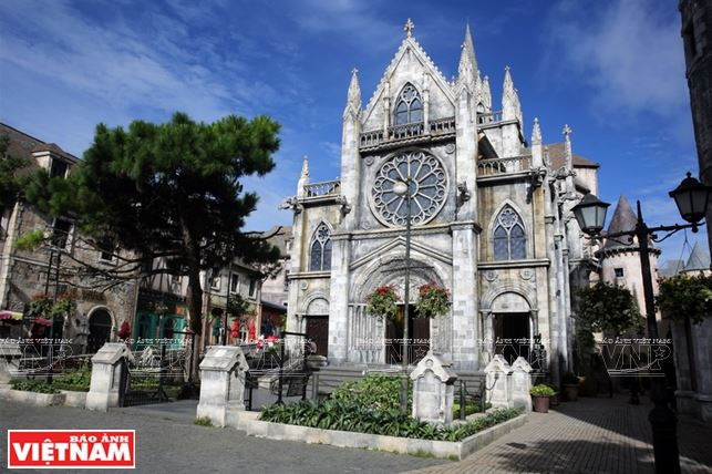 Khu nhà thờ được xây dựng nguyên bản theo kiến trúc Pháp là trung tâm của khu làng Pháp. (Ảnh: Tất Sơn/Báo ảnh Việt Nam)