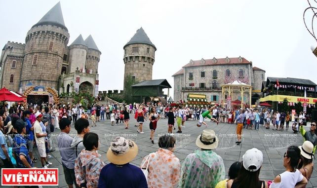 Đến với Bà Nà Hills du khách sẽ được hòa vào những điệu nhạc, những màn trình diễn nghệ thuật đặc sắc của những nghệ sỹ đường phố đến từ nhiều nơi trên thế giới. (Ảnh: Công Đạt/Báo ảnh Việt Nam)