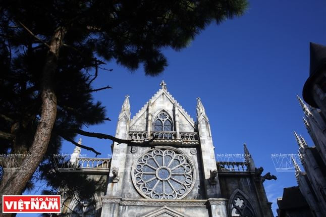 Những công trình kiến trúc Pháp cổ điển trên đỉnh Bà Nà. (Ảnh: Tất Sơn/Báo ảnh Việt Nam)