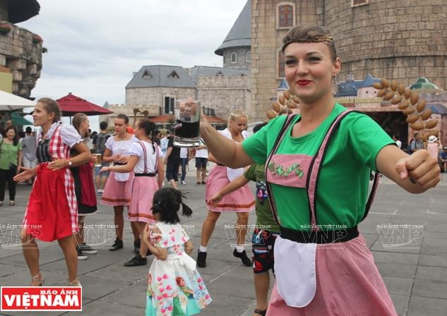 Đặc biệt, nếu đến Bà Nà Hills đúng vào lễ hội Bia thì bạn sẽ được thưởng thức những cốc bia tươi mát lạnh để cùng nhún bước theo âm thanh đặc sắc của lễ hội đường phố. (Ảnh: Tất Sơn/Báo ảnh Việt Nam)