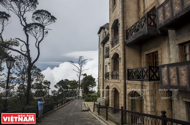 ...và chụp lại những bức ảnh lưu niệm của khu du lịch Bà Nà Hills. (Ảnh: Công Đạt/Báo ảnh Việt Nam)