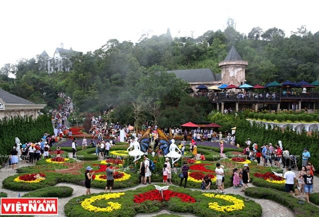 Vườn hoa Le Jardin d’Amour với hàng ngàn loại hoa khoe sắc mọc dọc lối đi. (Ảnh: Tất Sơn/Báo ảnh Việt Nam)