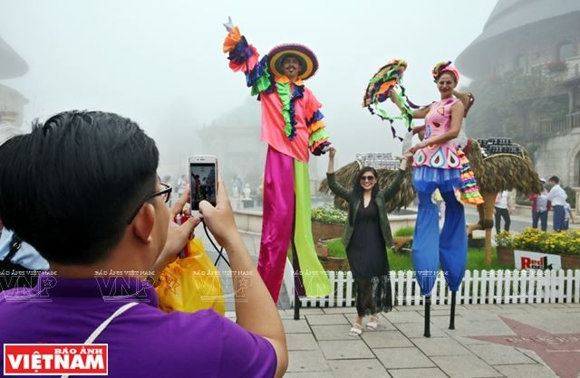 Bạn sẽ được ghi lại những khoảnh khắc đẹp trên Bà Nà Hills với những nghệ sỹ nước ngoài. (Ảnh: Công Đạt/Báo ảnh Việt Nam)