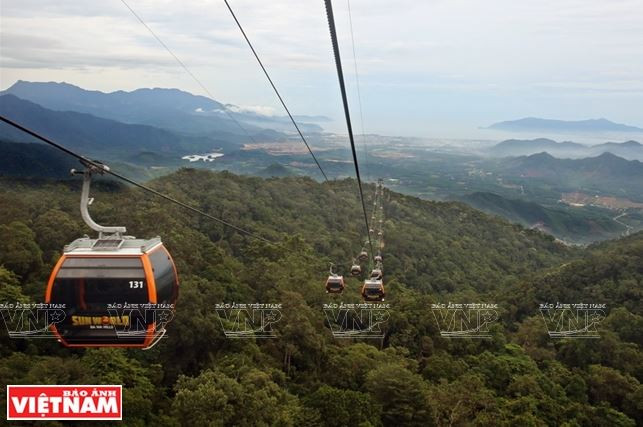 Hệ thống cáp treo hiện đại mang tầm thế giới sẽ đưa du khách lên đỉnh Bà Nà an toàn và thuận tiện. (Ảnh: Tất Đạt/Báo ảnh Việt Nam)