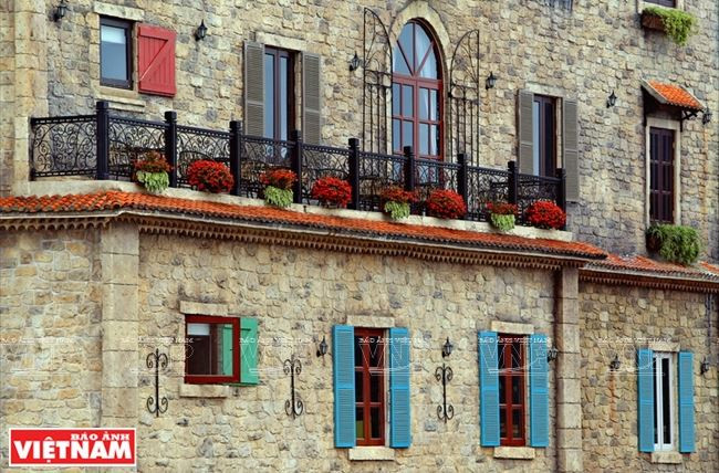 Khu vực khách sạn với những ban công được trang trí bằng chậu hoa. (Ảnh: Công Đạt/Báo ảnh Việt Nam)