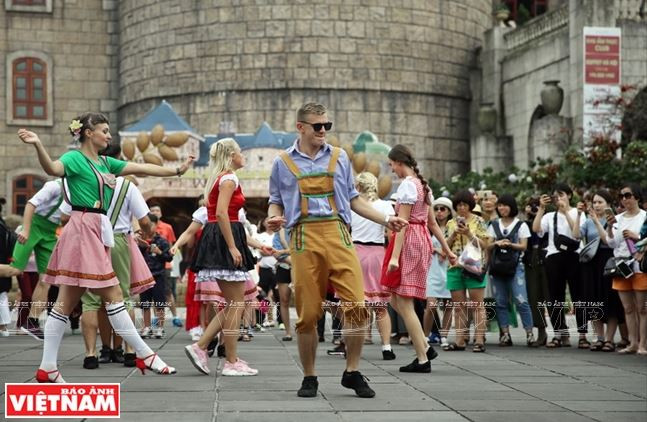 Những nghệ sỹ đường phố đến từ nhiều nơi trên thế giới được mời đến Bà Nà Hills để biểu diễn những tiết mục nghệ thuật đặc sắc phục vụ du khách. (Ảnh: Tất Sơn/Báo ảnh Việt Nam)