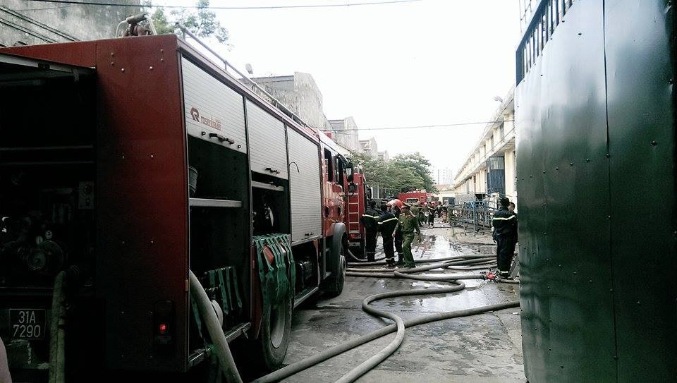 Đến 18 giờ 30, đám cháy cơ bản đã được khống chế