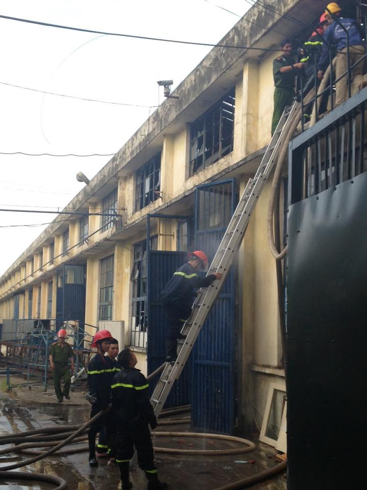 Theo thông tin ban đầu từ Phòng Cảnh sát phòng cháy và chữa cháy Thanh Xuân, Hà Nội: Nơi xảy ra hỏa hoạn được xác định là kho chứa chứa ô tô và phụ tùng ô tô của Công ty Hòa Bình. Hiện, đơn vị đang phối hợp với lực lượng chữa cháy quận Hà Đông và Đại học Phòng cháy chữa cháy khẩn trương đến hiện trường tham gia chữa cháy. (Ảnh: Cộng tác viên).