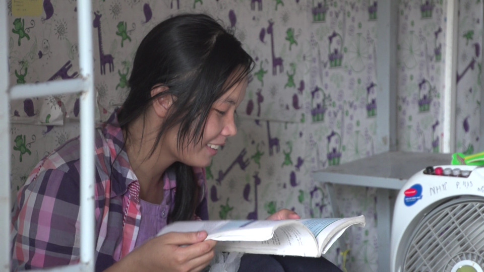 Giờ đây, Thúy có thể chuyên tâm cho việc ôn tập, sẵn sàng bước vào 2 môn thi quan trọng còn lại là Hóa và Sinh. Thúy mơ ước được trở thành bác sỹ nên mục tiêu của em là đỗ vào trường Đại học Y. (Ảnh: Tùng Lâm/Vietnam+)