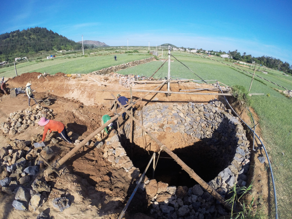 Giếng khổng lồ được đào với hy vọng cứu những ruộng tỏi khỏi tình trạng thiếu nước kéo dài. (Ảnh: Doãn Đức/Vietnam+)