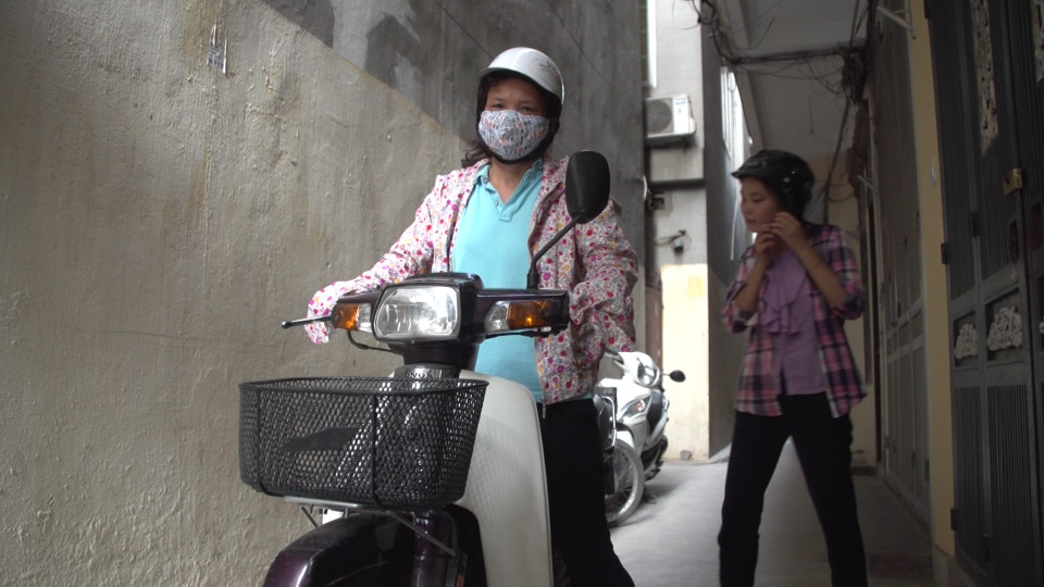 Người phụ nữ tốt bụng đã ngỏ lời đưa đón em đi thi. (Ảnh: Tùng Lâm/Vietnam+)