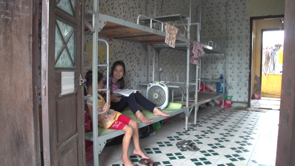 Bà cũng giới thiệu Thúy tới trung tâm và được ban lãnh đạo mời vào ở tại kỳ túc xá trường, đồng thời đài thọ em toàn bộ chi phí ăn ở trong thời gian thi. (Ảnh: Tùng Lâm/Vietnam+)