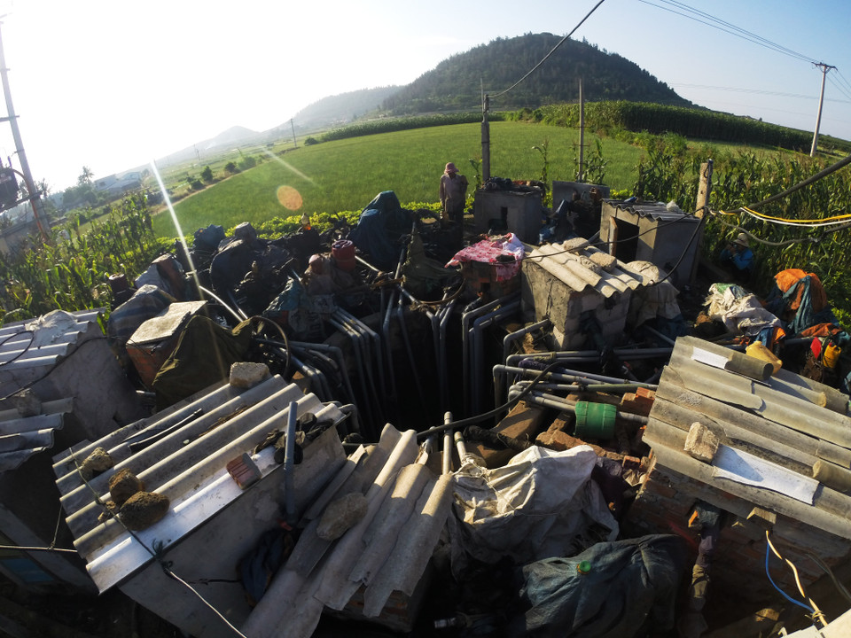 Chiếc giếng này phải 'gánh' khá nhiều máy bơm. (Ảnh: Doãn Đức/Vietnam+)