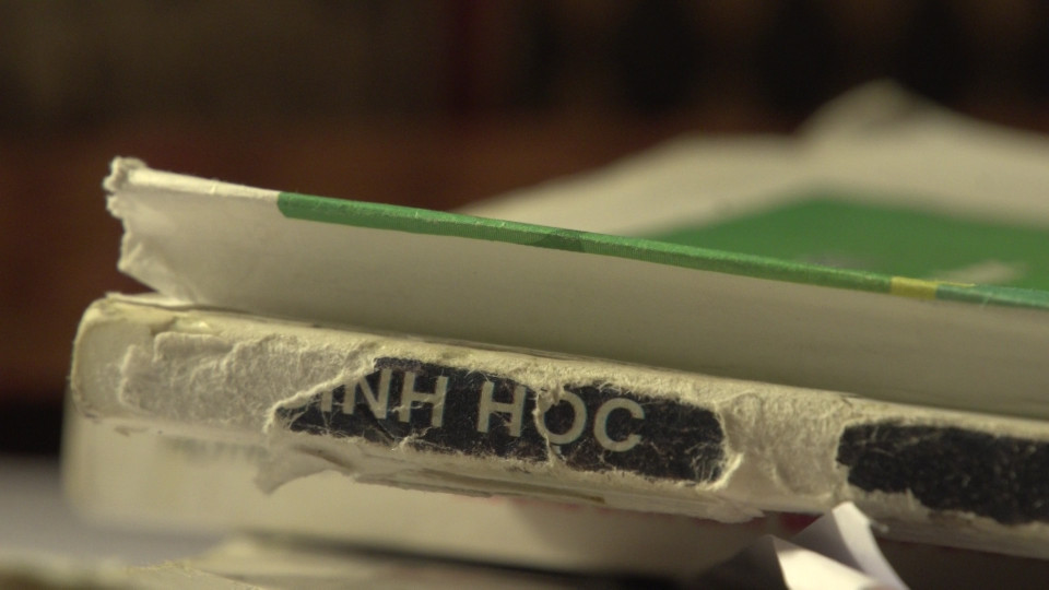 Hành trang của em chỉ là 150 nghìn mẹ cho cùng sách vở và vài bộ quần áo. (Ảnh: Tùng Lâm/Vietnam+)