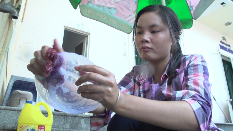 Để trang trải cho chi phí sinh hoạt trong thời gian dự thi, không dám làm phiền chị gái và bố vốn đã quá vất vả, Thúy đi xin rửa bát thuê tại các quán bia, nhà hàng để kiếm 30 nghìn đồng/giờ. (Ảnh: Tùng Lâm/Vietnam+)