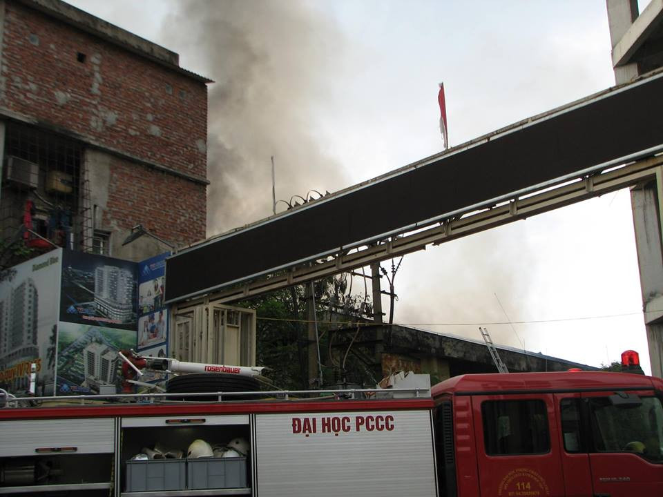 Đại tá Tô Xuân Thiều, Phó Giám đốc Cảnh sát phòng cháy và chữa cháy Hà Nội cũng xác nhận vụ cháy lớn này và cho biết thêm, đang có gần 10 xe chữa cháy và các phương tiện hiện đại của lực lượng chữa cháy đến hiện trường tham gia công tác chữa cháy, cứu hộ, cứu nạn. (Ảnh: Cộng tác viên)
