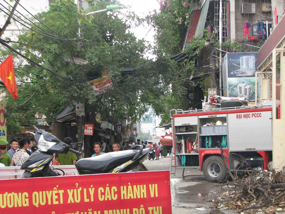 Anh Nguyễn Công Tuấn, một người chứng kiến tại đây cho biết, vào khoảng 16h15, anh bỗng nhiên nhìn thấy khói và lửa bốc lên dữ dội trong kho này. Ngay sau đó, người dân đã báo cho lực lượng cơ quan chức năng. Đến 16 giờ 40 phút, lửa vẫn bốc cháy ngùn ngụt, khoảng 30 phút sau thì có 3 xe cứu hỏa tiếp cận hiện trường. Rất nhiều người dân xung quanh khu vực này hoảng loạn. (Ảnh: Cộng tác viên)