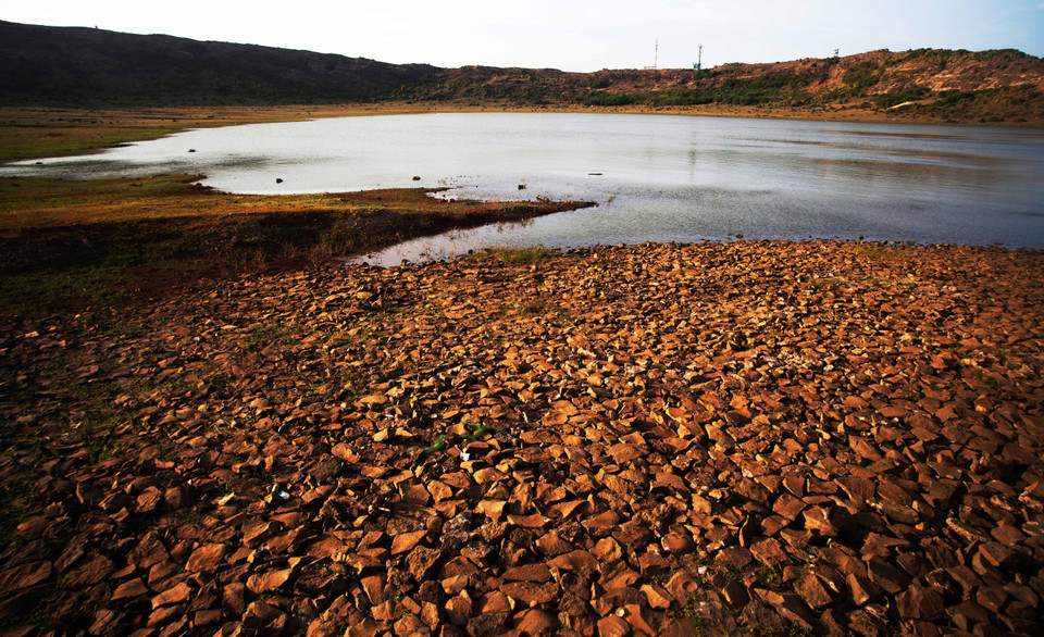 Hồ Thới Lới( Lý Sơn) nứt nẻ, khô cằn do thiếu nước. (Ảnh: Doãn Đức/Vietnam+)