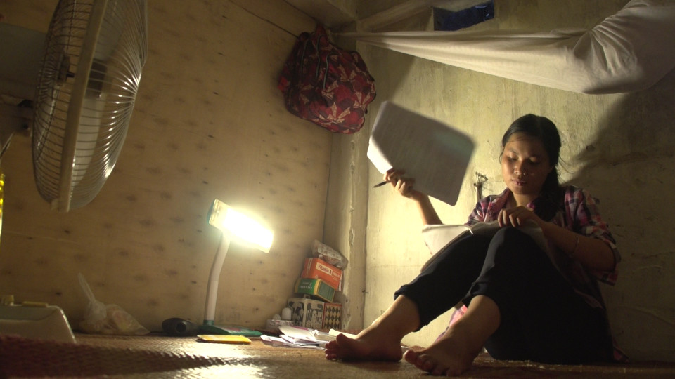 Ngày 25/6, cô nữ sinh Lê Thị Thúy chào tạm biệt mẹ và em, từ Nam Định ra Hà Nội để tham dự kỳ thi trung học phổ thông quốc gia. (Ảnh: Tùng Lâm/Vietnam+)