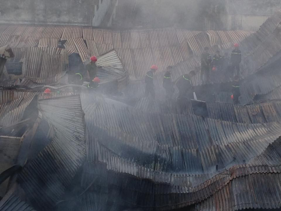 Lực lượng cứu hỏa tiếp cận hiện trường (Ảnh: Lê Minh Sơn/Vietnam+)