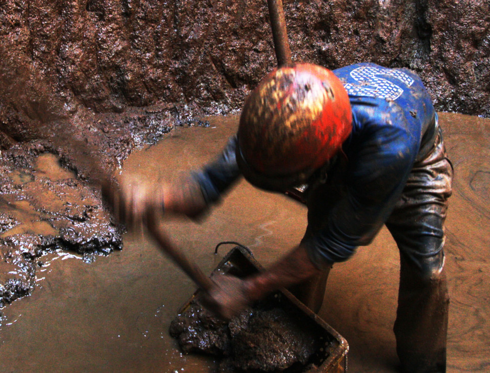 Những người thợ làm việc dưới giếng phải chịu khá nhiều rủi ro. (Ảnh: Doãn Đức/Vietnam+)