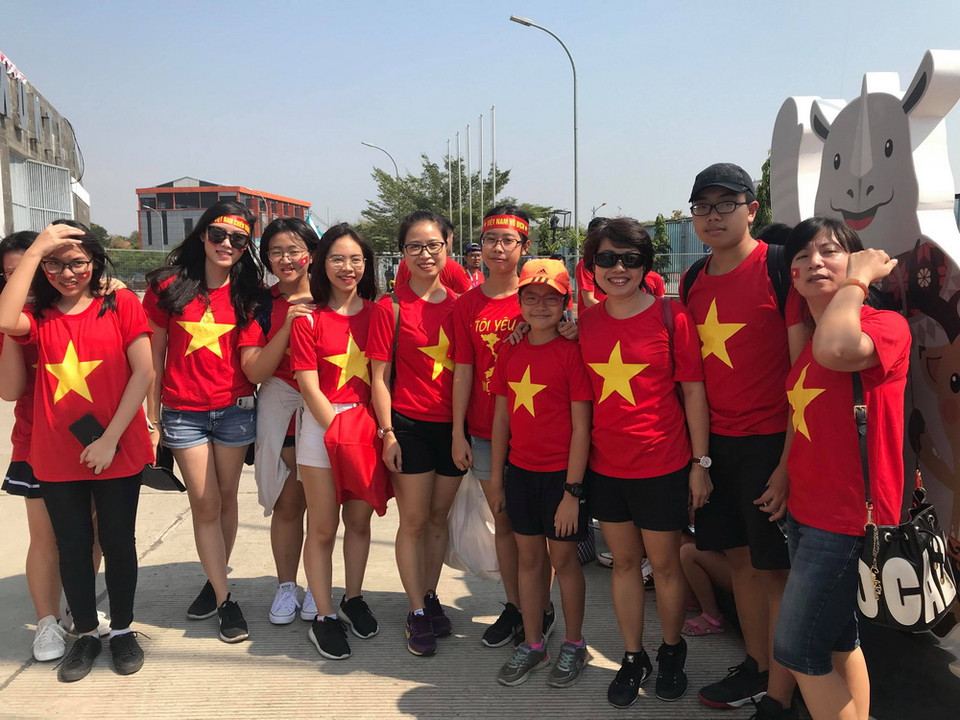 Các cổ động viên Việt Nam nổi bật trong trang phục áo cờ đỏ sao vàng. (Ảnh: Đỗ Quyên/Vietnam)