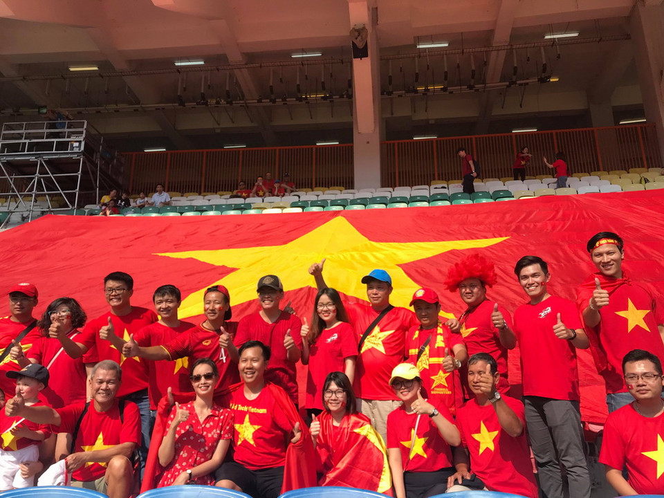 Cổ động viên Việt Nam căng lá cờ Tổ quốc choán hết khu vực khán đài. (Ảnh: Đỗ Quyên/Vietnam+)