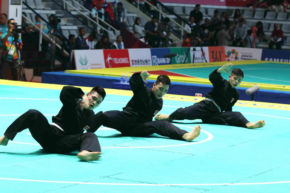Bộ ba vận động viên Pencak Silat Vũ Tiến Dũng, Nguyễn Xuân Thành, Lưu Văn Nam giành huy chương bạc nội dung nam quyền biểu diễn. (Ảnh: Trọng Tuệ/TTXVN)