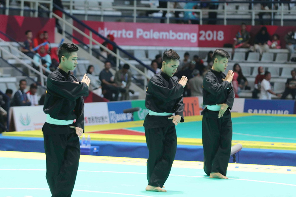 Bộ ba vận động viên Pencak Silat Vũ Tiến Dũng, Nguyễn Xuân Thành, Lưu Văn Nam giành huy chương bạc nội dung nam quyền biểu diễn. (Ảnh: Trọng Tuệ/TTXVN)