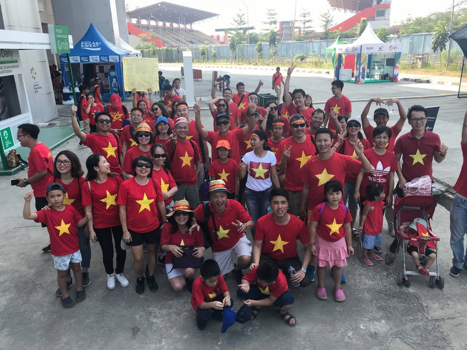 Cổ động viên Việt Nam nổi bật ở bên ngoài sân vận động. (Ảnh: Đỗ Quyên/Vietnam+)