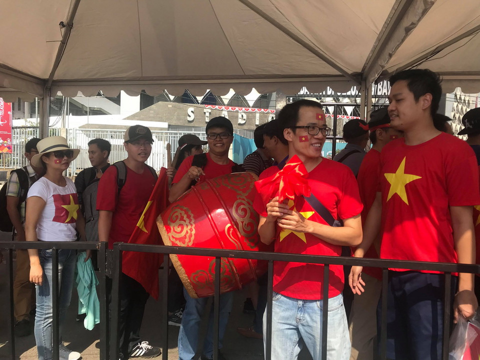 Cổ động viên mang cả trống từ Việt Nam sang để cổ vũ đội tuyển. (Ảnh: Đỗ Quyên/Vietnam+)
