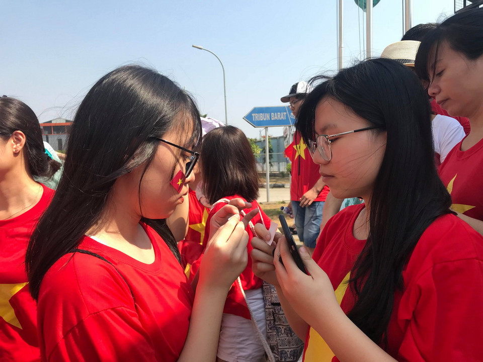 Olympic Việt Nam và đối thủ Nhật Bản sẽ quyết đấu để tranh ngôi đầu bảng D môn bóng đá nam ASIAD 2018 vào lúc 16 giờ chiều nay (19/8). Nhưng ngay từ sớm, các cổ động viên đã có mặt tại khu vực sân vận động để 'tiếp lửa' cho Olympic Việt Nam. (Ảnh: Đỗ Quyên/Vietnam+)