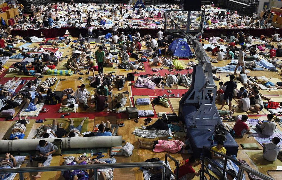 Sinh viên nằm la liệt trên sàn. (Nguồn: QQ)