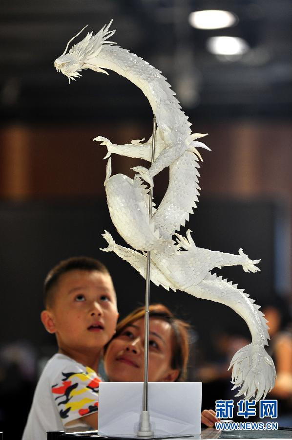Mô hình rồng xếp bằng giấy được trưng bày tại triển lãm. (Nguồn: Xinhua)