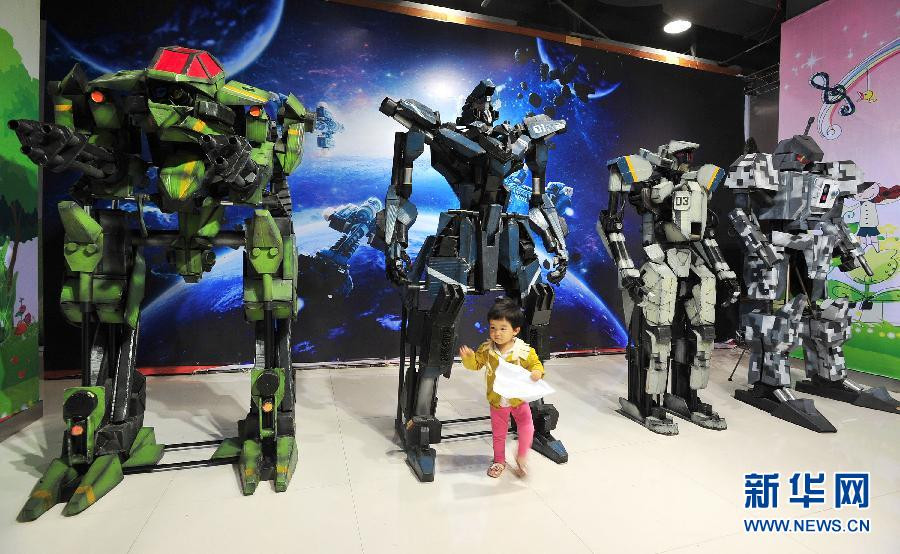 Hơn 100 mô hình độc đáo xếp bằng giấy được trưng bày tại triển lãm. (Nguồn: Xinhua)