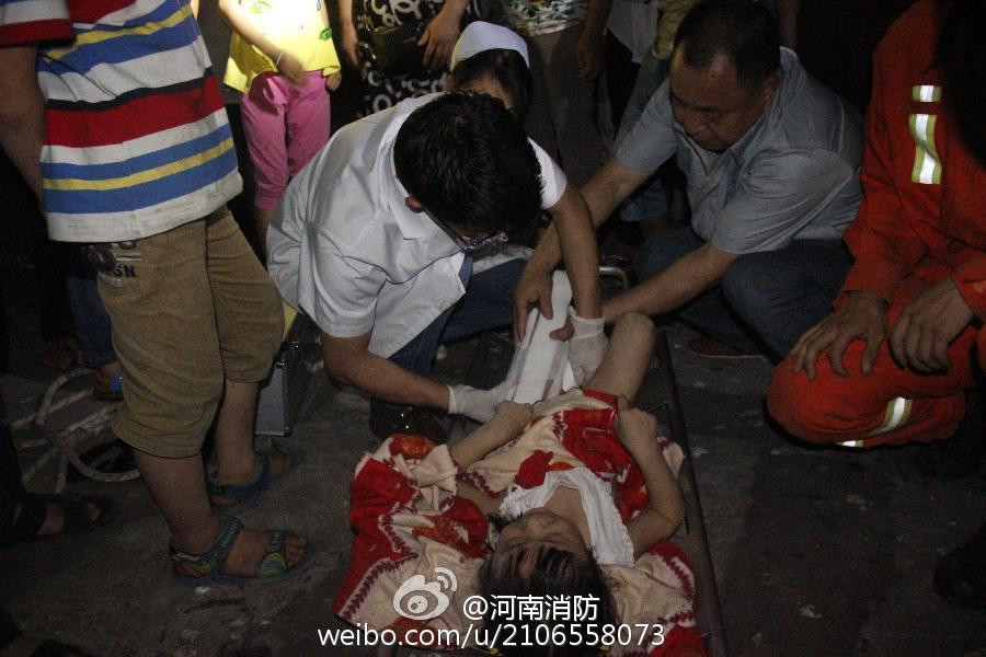 Qua kiểm tra ban đầu, cô bé đã bị gãy chân trái. (Nguồn: Chinadaily)