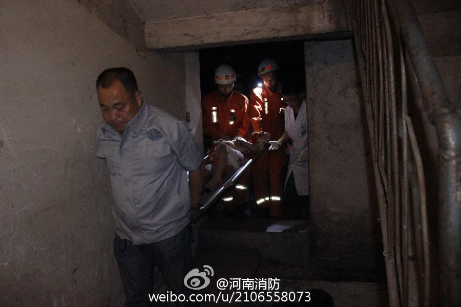 Cô bé được cố định vào kéo lên bằng dây thừng. (Nguồn: Chinadaily)